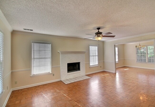 Building Photo - 383 E Valleywood Dr