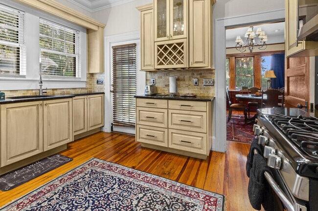 Building Photo - 305 NE 4 St