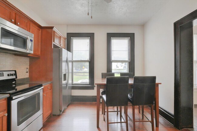 Building Photo - 4 Bedroom , 2 Bath Newly Renovated house - Right off of High St