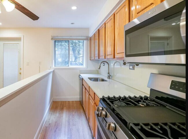 Building Photo - 572 Park Pl