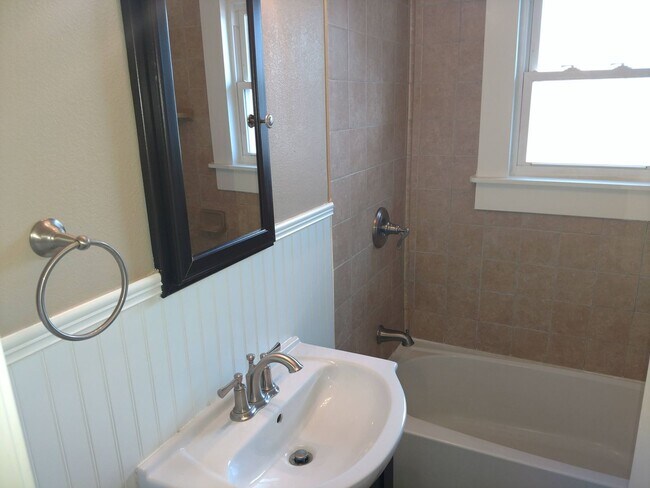 Building Photo - ALL PROSPECTIVE TENANTS MUST SUBMIT A $58 ...