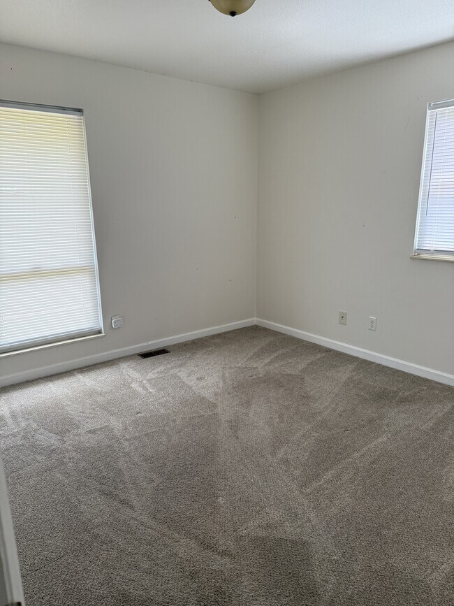 Building Photo - 423 Kendall Rd