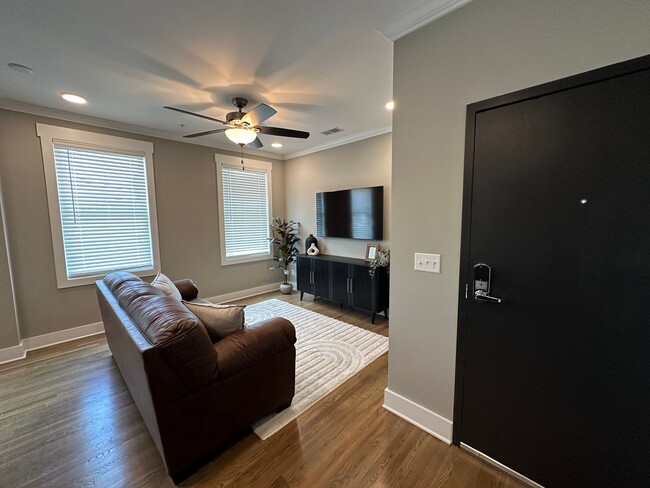 Building Photo - Beautiful Fully Furnished 1 Bed 1 Bath in ...