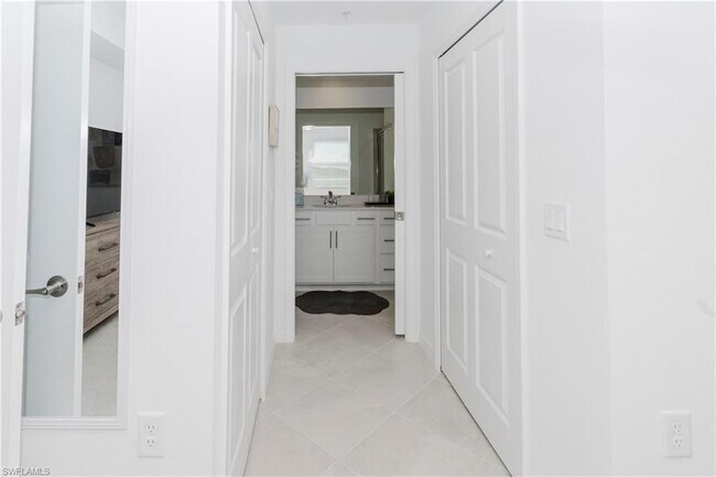 Building Photo - 15285 Green Acre Avenue Unit 418