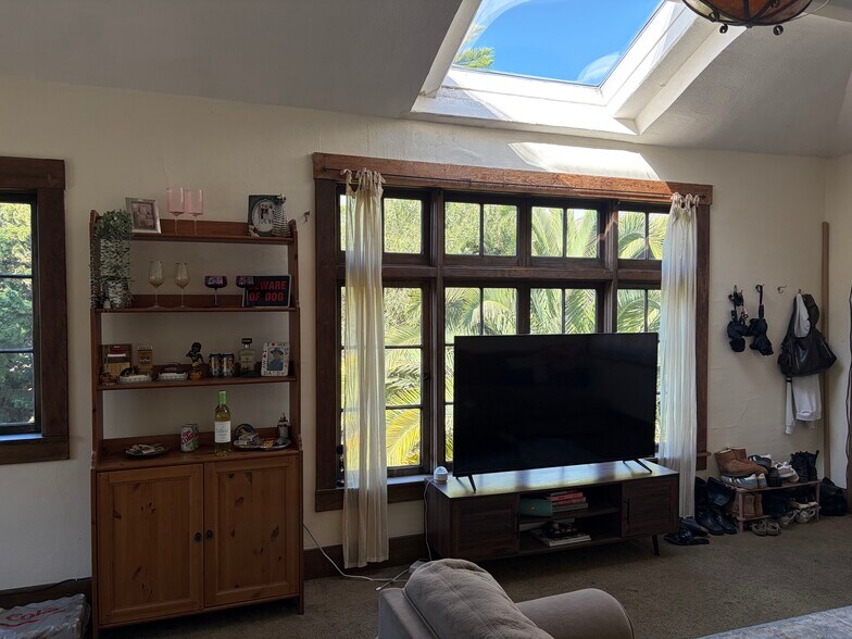 Livingroom - 2615 Parker St