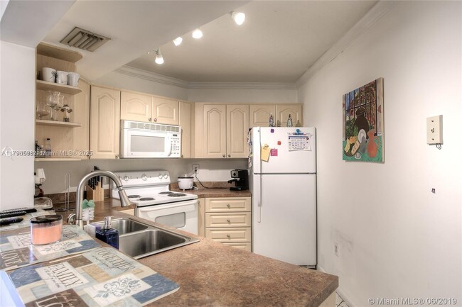 Building Photo - 9711 Fontainebleau Blvd