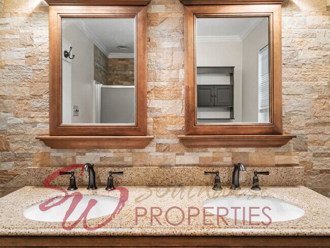 Building Photo - Spacious 4 Bed, 3 Bath Home - Perfect for Family or Student Living!