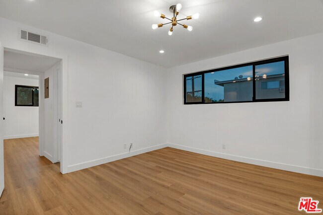 Building Photo - 950 Havenhurst Dr