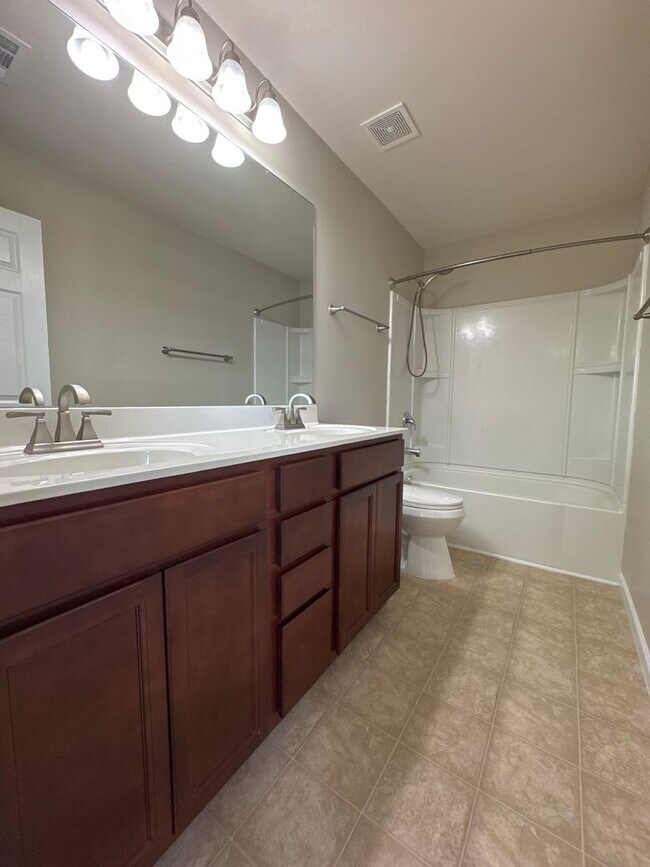 Building Photo - Well-Maintained 4BR Home in Lebanon | Great Location + Natural Light