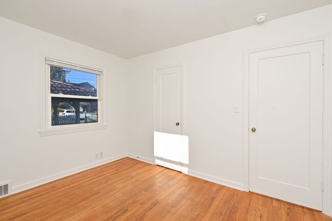 Building Photo - 3 Bedroom Home in Rainer Beach - Beautiful view over Lake Washington