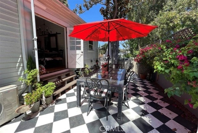 Building Photo - 323 W 18th St