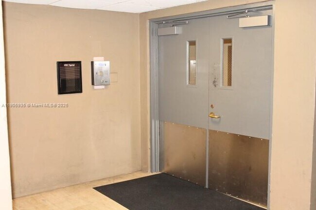 Building Photo - 2560 Tigertail Ave