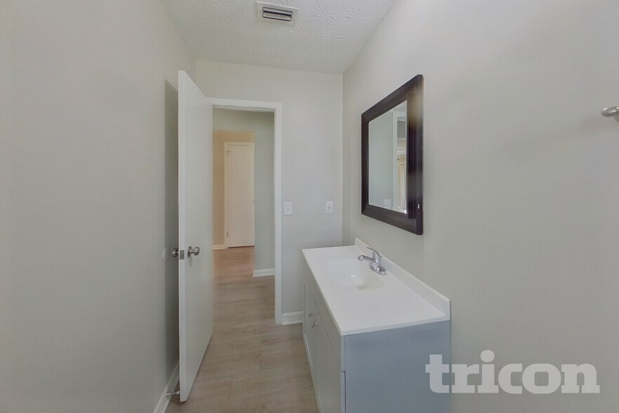 Building Photo - 671 Custer Cir