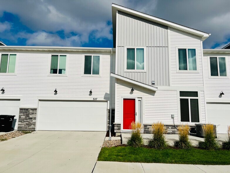 Building Photo - 327 NE Otter Dr