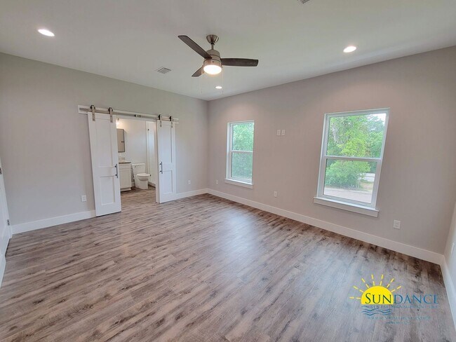 Building Photo - Stunning 3 Bedroom Home in SRB!