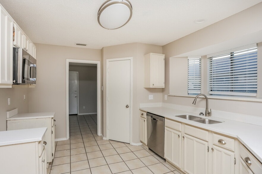 Building Photo - 2413 Claremont Dr