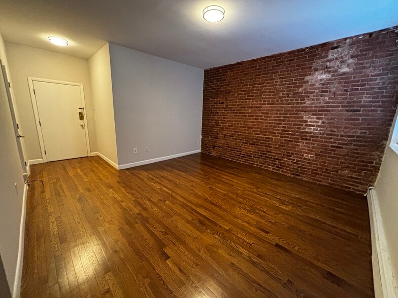 Building Photo - 17 Stearns Rd