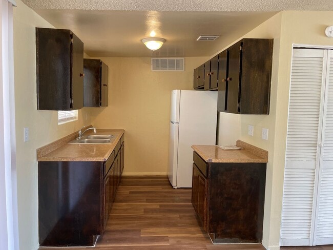 Building Photo - Charming 3Bdm 2Ba Single Story Townhome