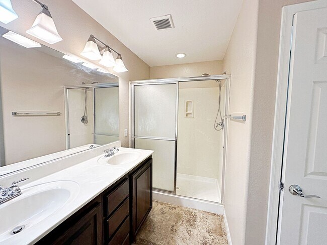 Building Photo - 3 Primary Bedrooms + Loft in Mountain's Ed...