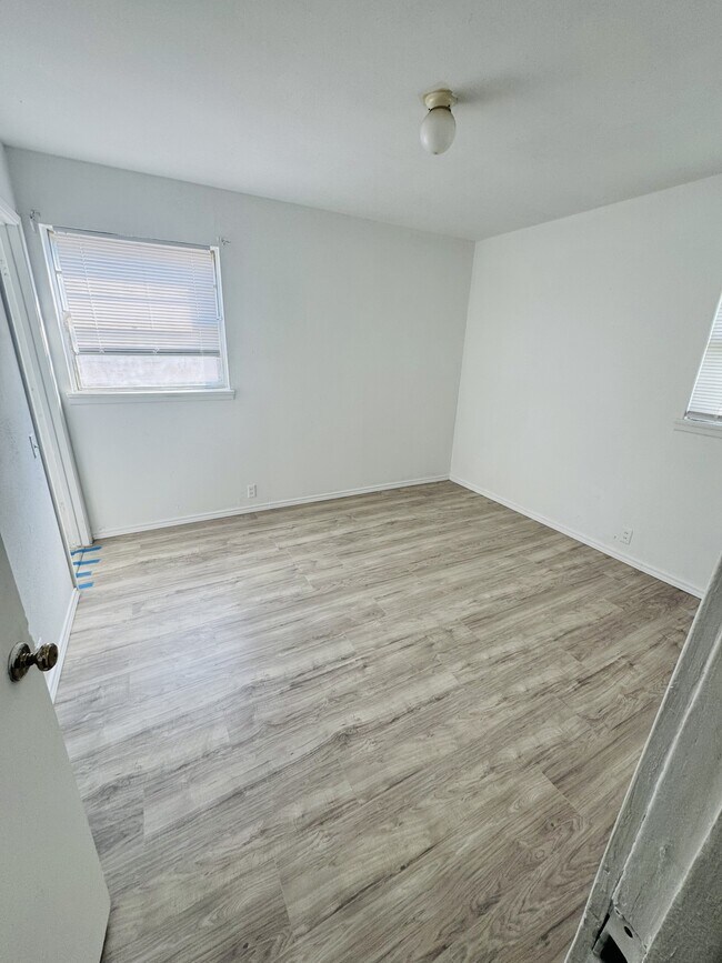 Building Photo - 1807 Westcliff Dr