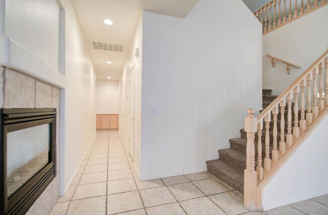 Building Photo - 2026 E County Down Dr