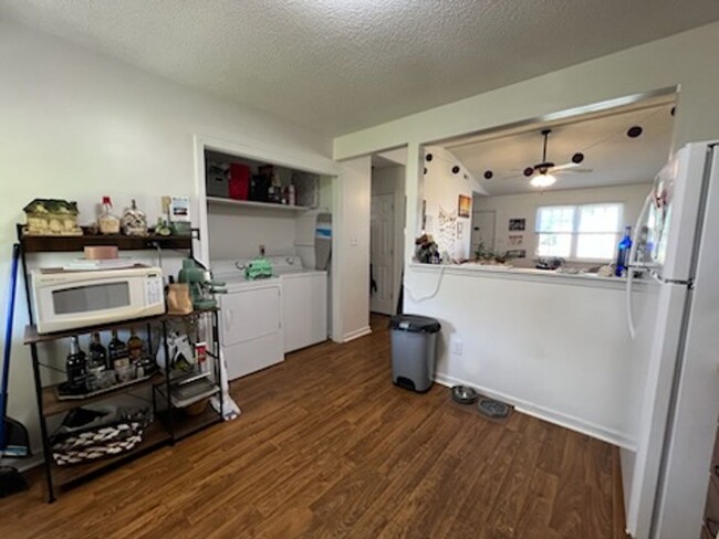 Building Photo - 2 Bed / 1 Bath Duplex – Close to Base!