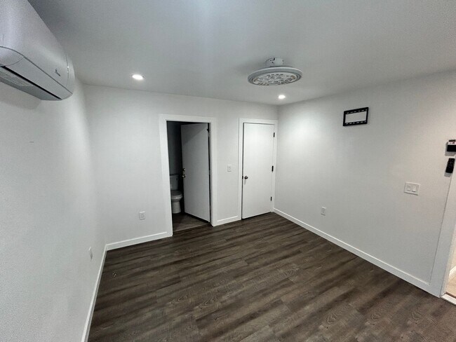 Building Photo - 1525 W Orangeburg Ave