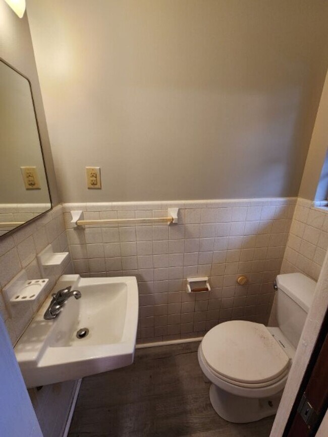 Building Photo - 7 Cliffwood Cir