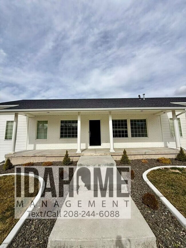 Building Photo - 2049 Sunrise Way