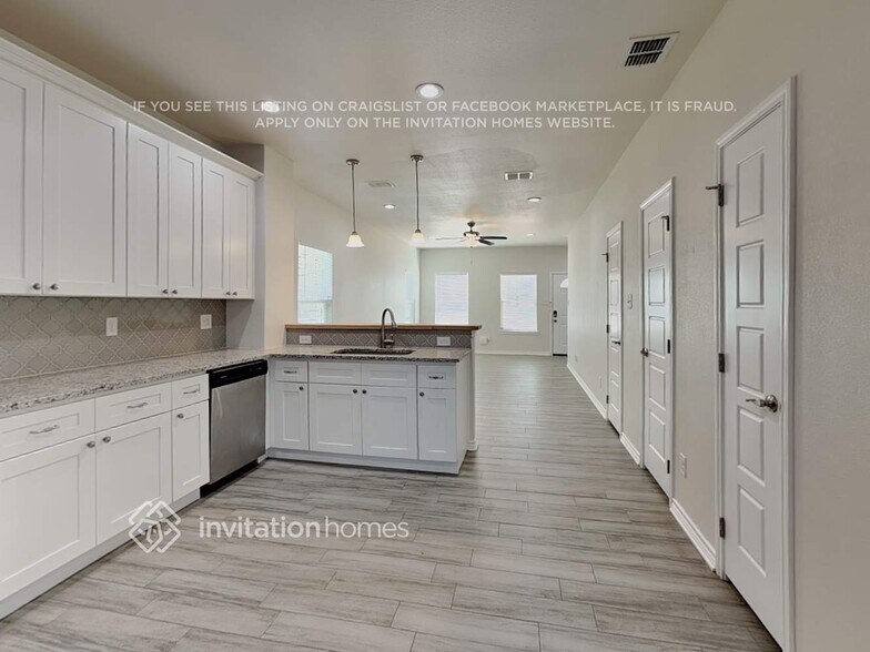 Building Photo - 318 Shady Bluff Dr