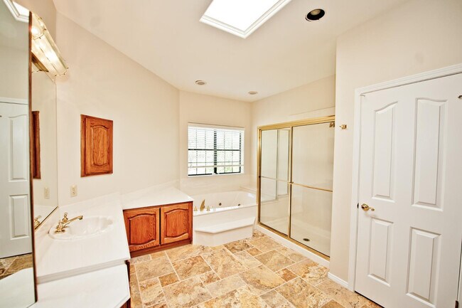 Building Photo - 2322 S Rogers Cir