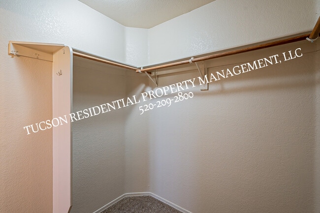 Building Photo - 5891 E Farmridge Dr