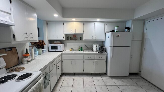 Building Photo - 1301 NE Miami Gardens Dr