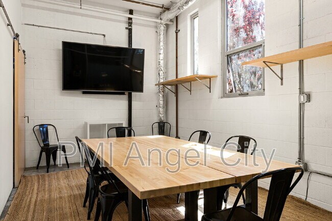Building Photo - 3450 Cahuenga Blvd W