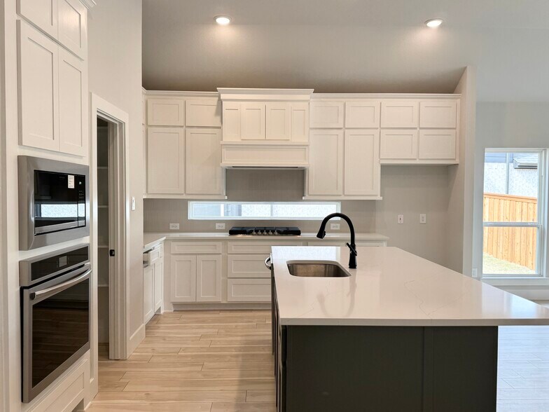Building Photo - 6113 Tahoe Winds Dr