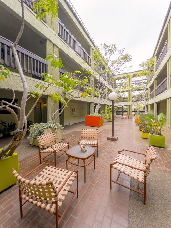 Building Photo - Large 2bed/ 2 bath corner unit in the heart of Silverlake with Hot Tub, Pool, Gated Parking and P...