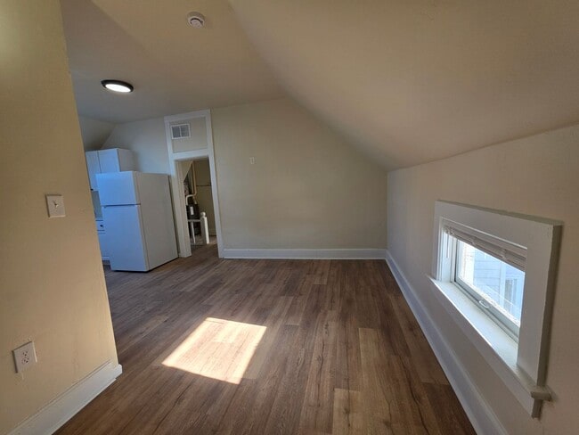 Building Photo - 210 S Maple Ave