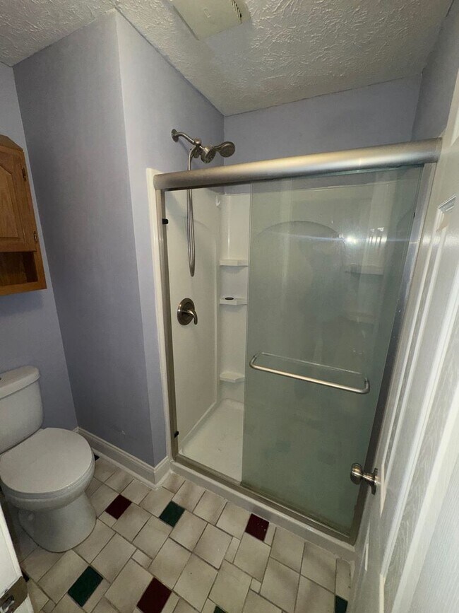 Building Photo - Beautiful 3 Bedroom, 3 Bathroom Home with Large Kitchen & Finished Basement