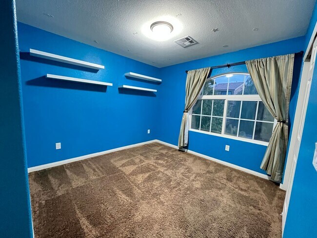 Building Photo - Desirable 4 Bedroom 2.5. Bathroom home in ...