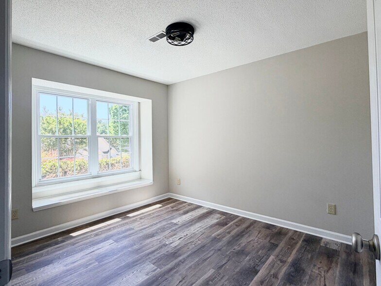 Building Photo - 405 Amberly Dr