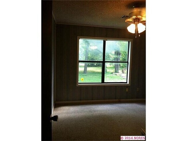 Building Photo - Comfortable living in this 3-bedroom, 1-bath home