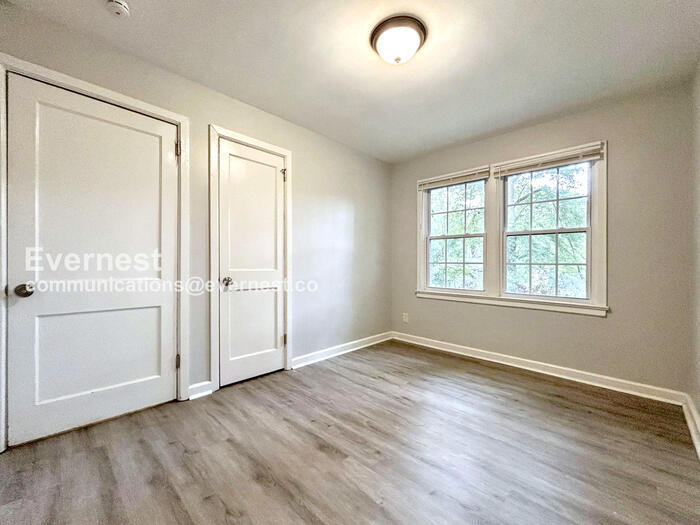 Building Photo - 1819 Oakmont Dr NW