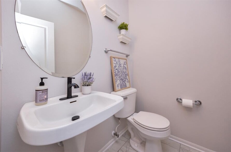 Half-Bath off Living Room - 928 NE Kamies Ln