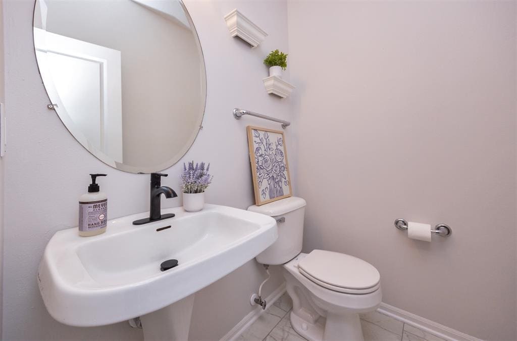 Half-Bath off Living Room - 928 NE Kamies Ln