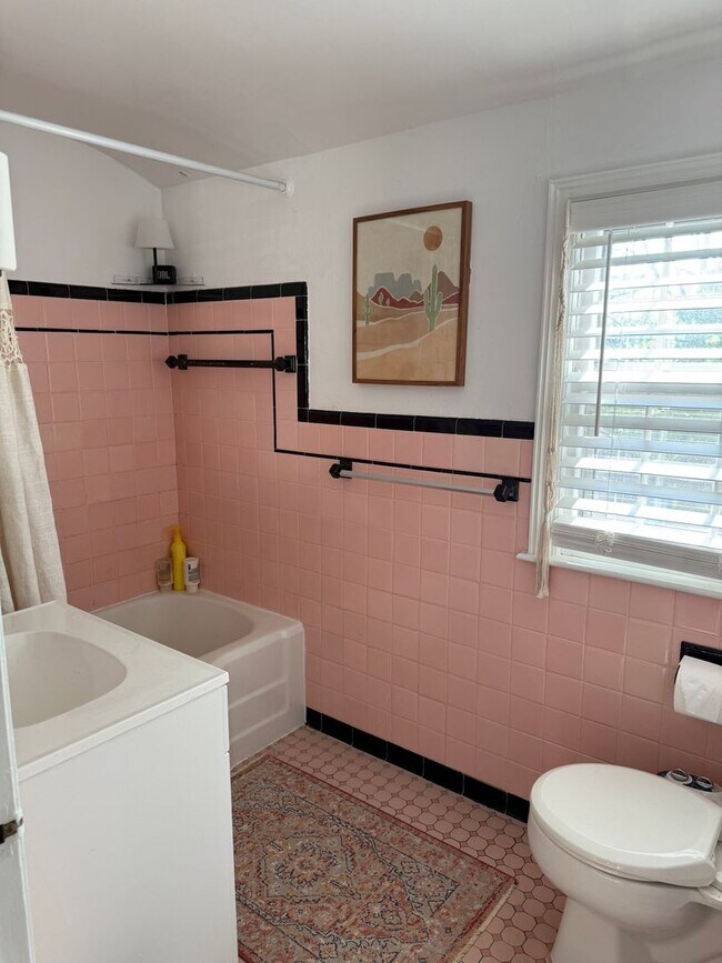Building Photo - Charming 3 bedroom 1.5 bath in Amherst :