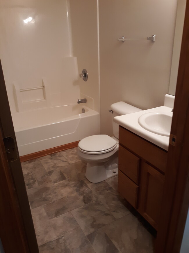 Upstairs full bath with laundry hookups - 6608 Palmer Dr NW