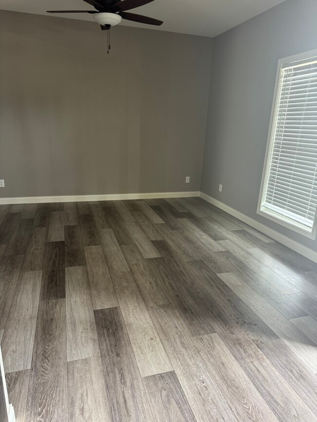 Building Photo - Muddy Springs 8 Plex
