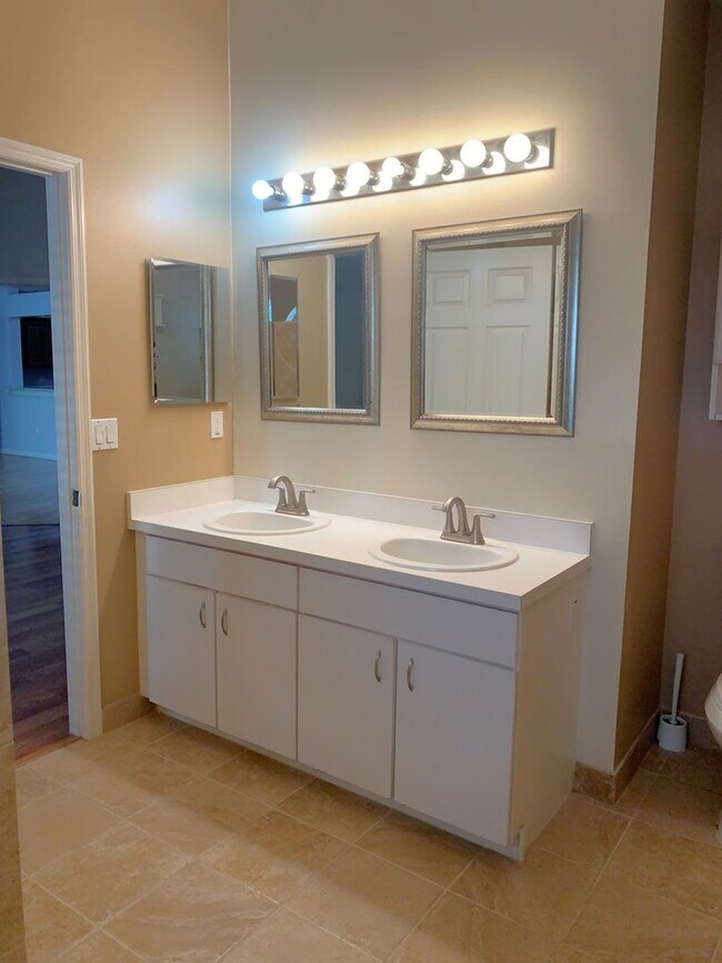 Building Photo - 3/2 Pool Home in Manderley Run