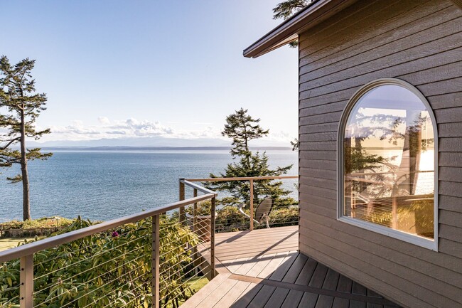 Building Photo - One Acre of Gorgeous Views and a Spacious ...