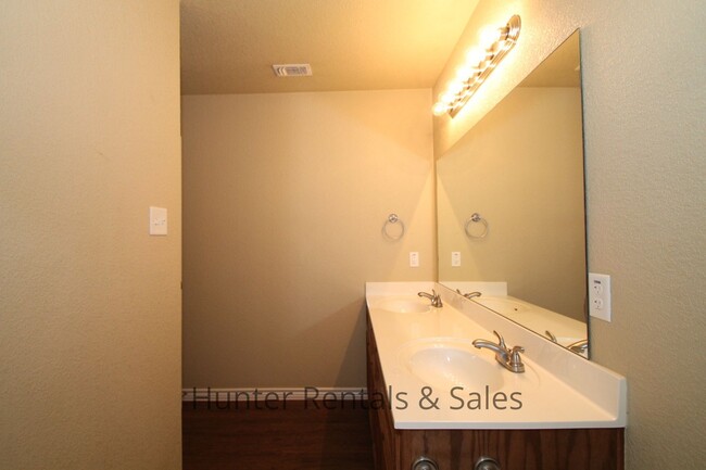 Building Photo - Luxury Duplex!